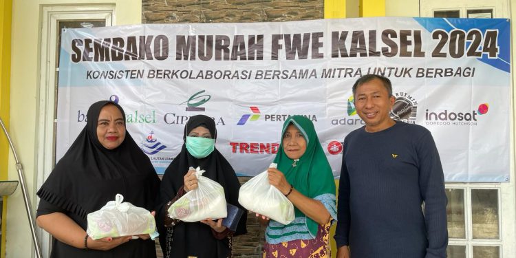 Kegiatan sembako murah FWE Kalsel yang didukung Bank Kalsel.(FOTO:IST)