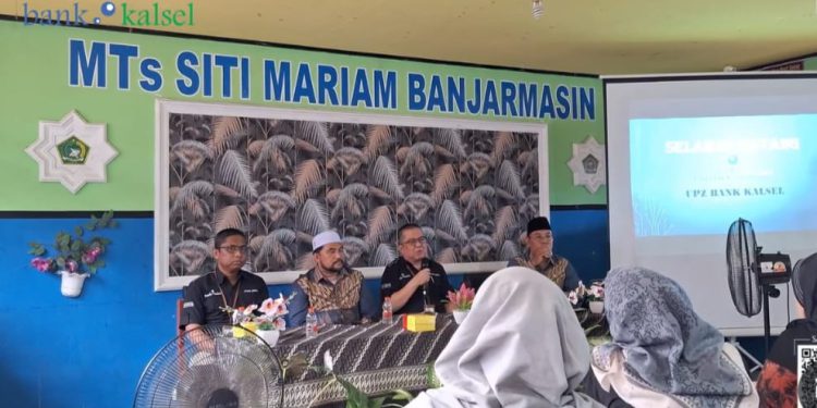 Penyerahan bantuan Bank Kalsel kepada siswi Mts Siti Mariam Banjarmasin.(FOTO:IST)