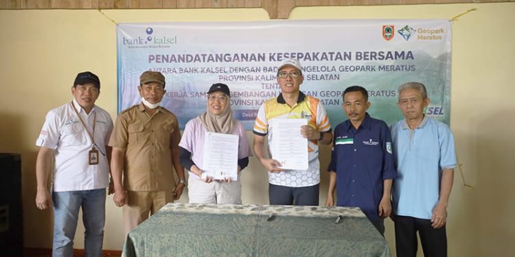 Dirut Bank Kalsel Fachrudin saat tunjukan dokumen kesepakatan pengembangan Geopark Meratus.(FOTO:IST)