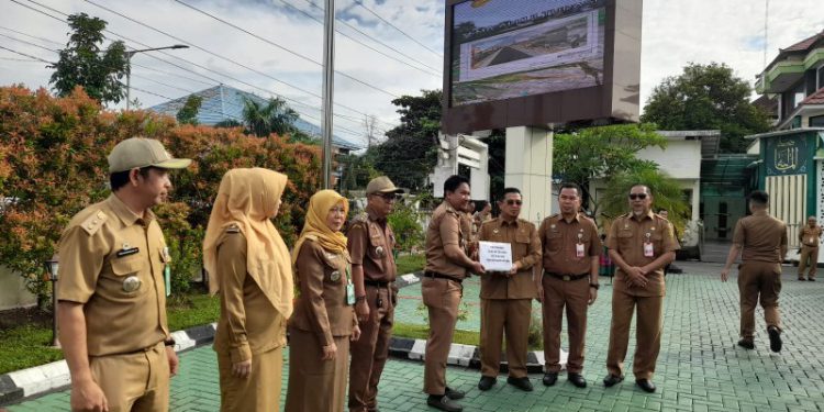 Walikota Banjarmasin H Ibnu Sina saat menyerahkan DHKP dan SPPT-P2 kepada perwakilan camat dan lurah. (foto : shn/seputaran)