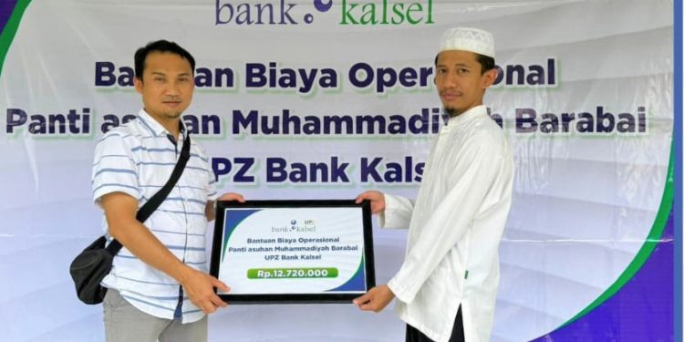 Penyerahan bantuan UPZ Bank Kalsel kepada perwakilan panti asuhan Muhammadiyah Barabai.(FOTO:IST)