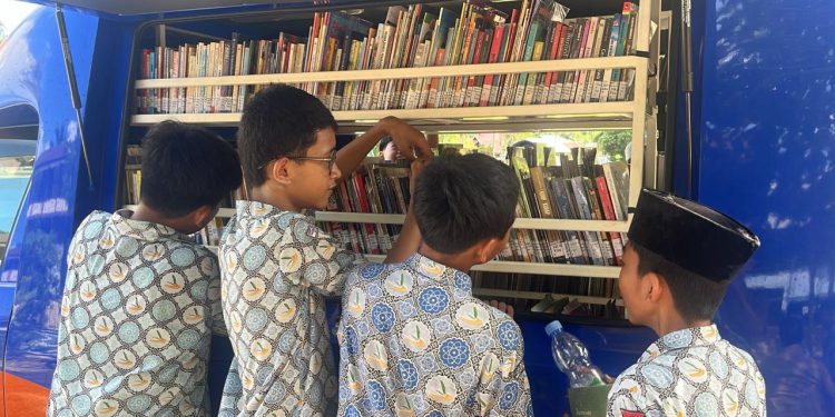 Para siswa MAN 2 Kandangan saat menyerbu Pusling Palnam Dispersip Kalsel. (foto : istimewa)