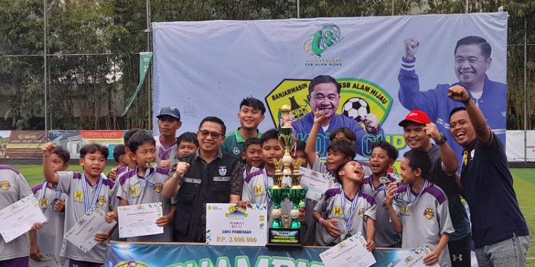 Walikota Banjarmasin H Ibnu Sina saat menyerahkan piala kepada tim pemenang Walikota Cup 2024. (foto : shn/seputaran)