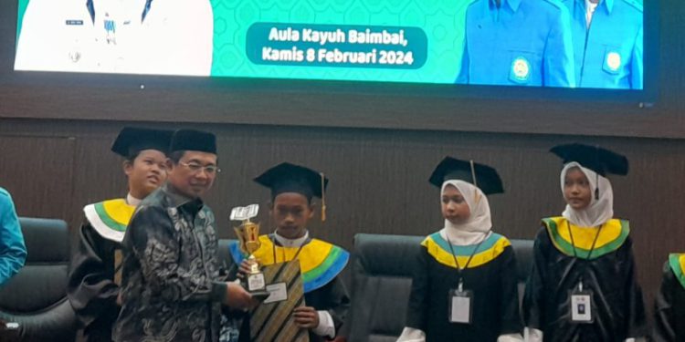 Walikota Banjarmasin H Ibnu Sina saat menyerahkan piagam kelulusan kepada salah satu santri yang diwisuda. (foto : shn/seputaran)