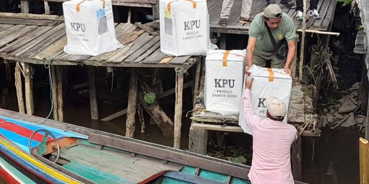 KPU Banjarmasin saat salurkan Logistik Pemilu menggunakan kelotok. (foto : shn/seputaran)