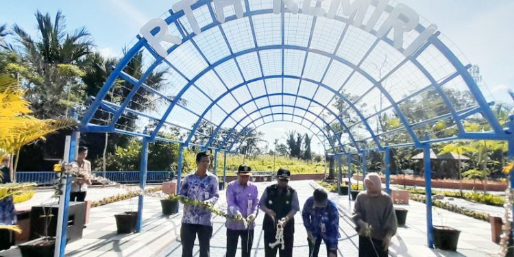 Walikota Banjarmasin H Ibnu Sina saat gunting pita tanda peresmian tiga taman di Banjarmasin, salah satunya Taman Kemiri. (foto : shn/seputaran)