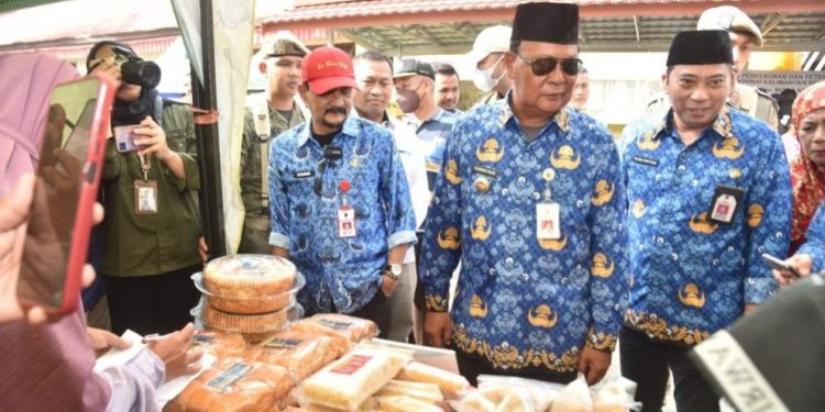 Gubernur Kalsel H Sahbirin Noor atau Paman Birin saat cek harga di pasar dalam upaya pengendalian inflasi. (foto : adpim Kalsel)