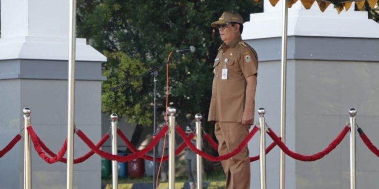 Gubernur Kalsel H Sahbirin Noor atau disapa Paman Birin saat apel gabungan awal Maret di Halaman Kantor Gubernur Kalsel pada Senin (4/3/2024) pagi. (foto : adpim Kalsel)