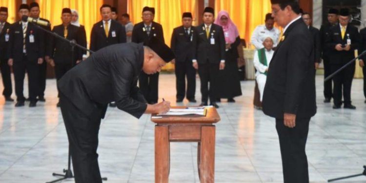 Gubernur Kalsel H Sahbirin Noor saat menyaksikan penandatanganan fakta integritas pejabat struktural yang dilantik. (foto : adpim Kalsel)