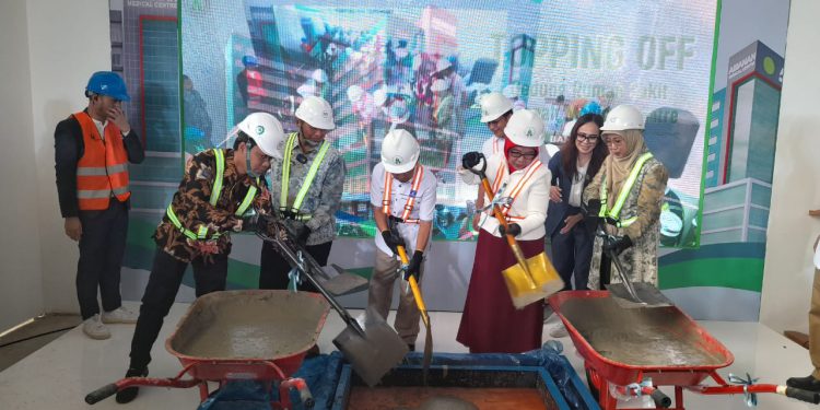 Walikota Banjarmasin H Ibnu Sina saat ikut Topping Off Ceremony RS AMC. (foto : shn/seputaran)