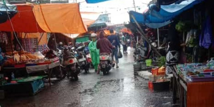 Jalan Pasar Lama Laut yang dimanfaatkan pedagang untuk berjualan. (foto : shn/seputaran)