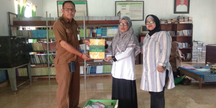 Penyerahan buku kepada salah satu sekolah yang masuk program LTPS Dispersip Kalsel. (foto : istimewa)