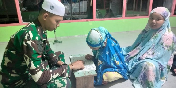 Satgas TMMD ke-119 di Sungai Lulur saat jadi guru mengaji buat anak-anak setempat. (foto : istimewa)