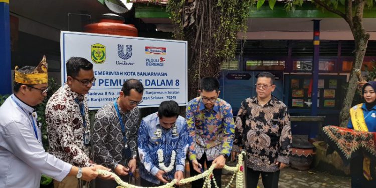 Walikota Banjarmasin H Arifin Noor saat gunting pita tanda peresmian toilet dan ruang UKS program Indomaret - Unilever Peduli Pendidikan. (foto : shn/seputaran)