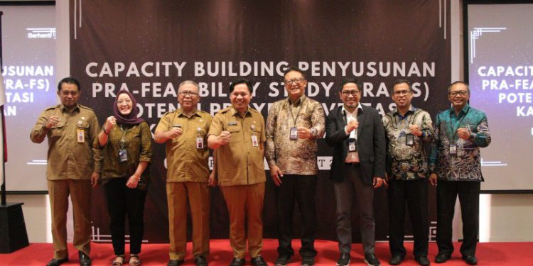 Foto bersama di sela kegiatan Capacity Building Penyusunan Pra-Feasibility Study Potensi Proyek Investasi Kalsel, bertempat di Hotel Fugo, Banjarmasin. (foto : istimewa)