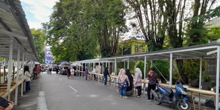 Stand Pasar Wadai Ramadhan yang disediakan di depan Balaikota Banjarmasin. (foto : shn/seputaran)