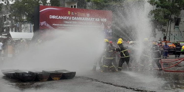 Aksi pemadaman api di saat Dirgahayu Damkarmat di Banjarmasin. (foto : shn/seputaran)