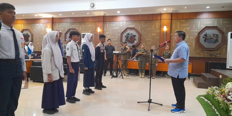 Walikota Banjarmasin H Ibnu Sina saat pengkuhan dan pelantikan Duta Perda tingkat SMP se- Banjarmasin. (foto : shn/seputaran)