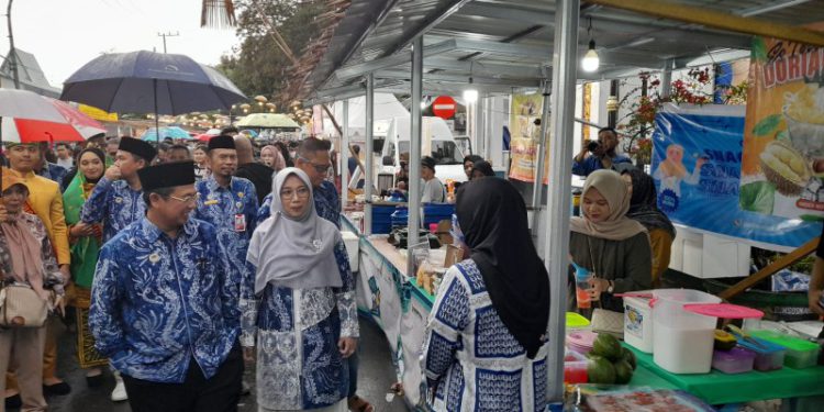 Walikota Banjarmasin H Ibnu Sina didampingi istri Hj Siti Wasilah saat meninjau Pasar Wadai Ramadhan depan Balaikota. (foto : shn/seputaran)