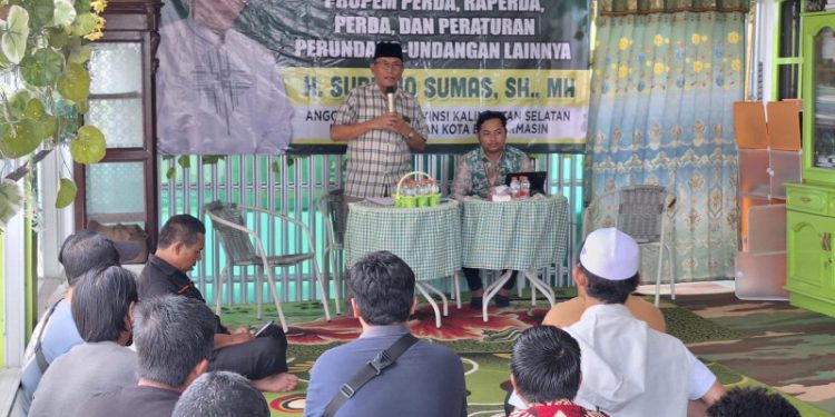 Sekretaris Komisi I DPRD Kalsel H Suripno Sumas saat menjadi narasumber terkait Sopser. (foto : istimewa)