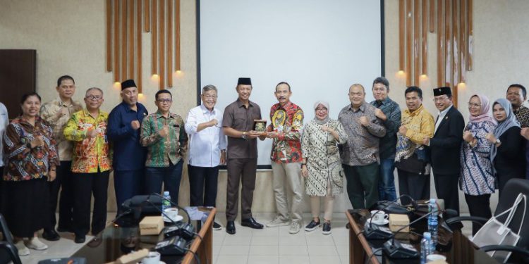 Komisi II DPRD Kalsel menerima kunjungan kerja dari Komisi B DPRD Jatim. (foto : istimewa)