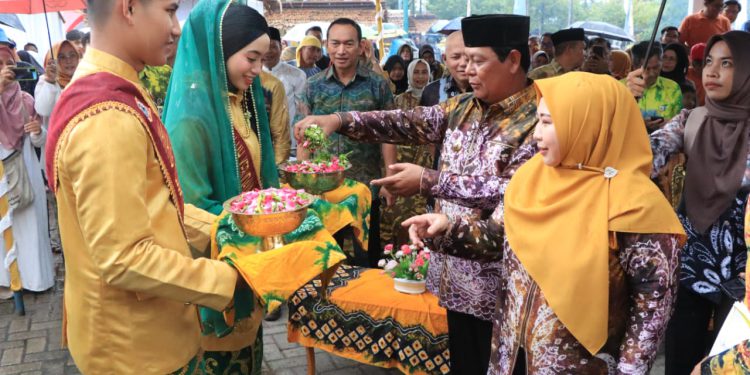 Gubernur Kalsel H Sahbirin Noor atau Paman Birin didampingi Istri beserta Forkopimda Kalsel, berkeliling meninjau stand-stand UMKM yang terdapat di Pasar Kue Ramadhan 1445 H di halaman Gedung Sultan Suriansyah. (foto : Adpim Kalsel)