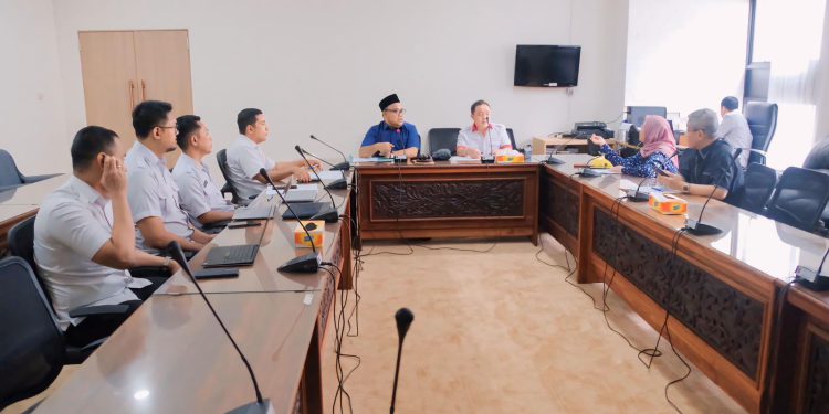 Ketua BP-Perda DPRD Kalsel H Hormansyah rapat Evaluasi Realisasi Propemperda 2024 di gedung DPRD Kalsel. (foto : putza/seputaran)