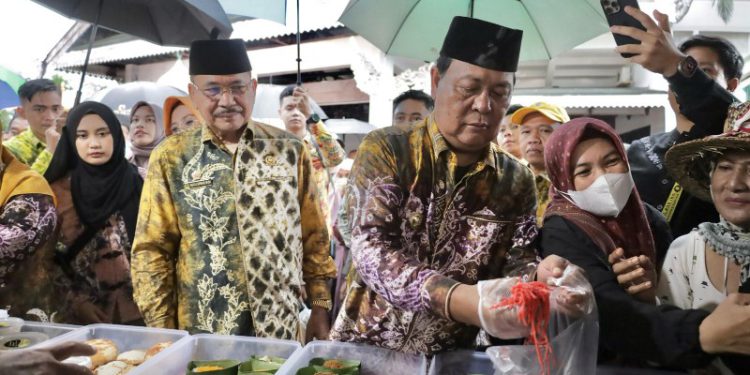 Ketua DPRD Kalsel H Supian HK saat mendampingi Gubernur Kalsel H Sahbirin Noor saat pembukaan Pasar Wadai Ramadhan. (foto : istimewa)