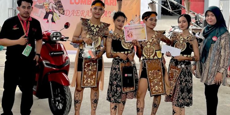 Dealer Honda Teladan Baru Motor yang terletak di Jalan S.Parman Sampit mengadakan lomba tari Dayak untuk anak muda yang ada di sekitaran wilayah Kotim. (foto : istimewa)