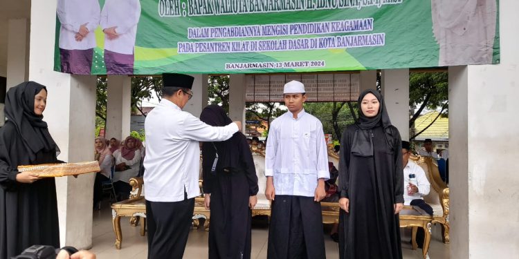 Walikota Banjarmasin H Ibnu Sina saat pelepasan anggota PERS AF BMAS. (foto : shn/seputaran)