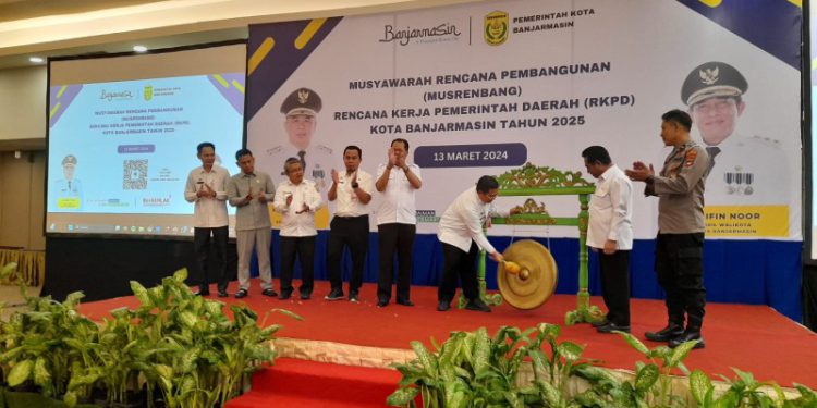 Walikota Banjarmasin H Ibnu Sina pukul Gong tanda dibukanya Musrembang 2025. (foto : shn/seputaran)