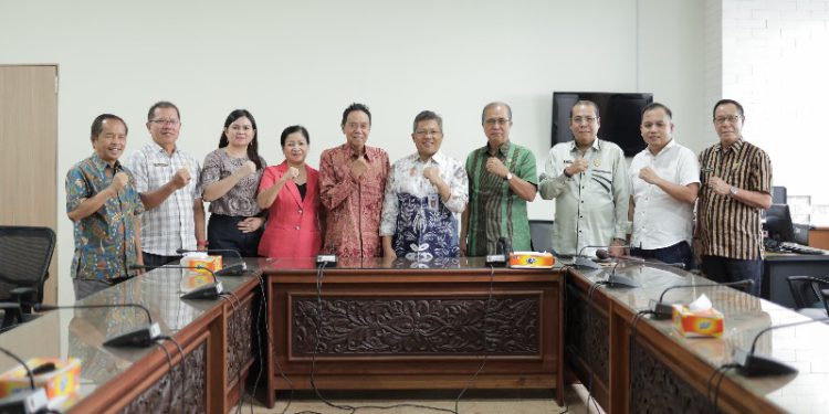 Sekretaris DPRD Kalsel Muhammad Jaini menerima Kunker DPRD Kabupaten Gunung Mas, Kalteng. (foto : istimewa)