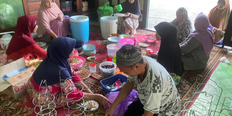 Warga saat menyiapkan menu berbuka puasa bubur untuk Masjid Sultan Suriansyah. (foto : shn/seputaran)