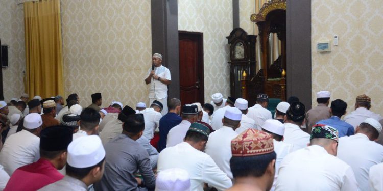 Danrem 101/Antasari Brigjen TNI Ari Aryanto saat sambutan di sela salat Tarawih di Masjid Miftahul Jannah Korem 101/Antasari. (foto : istimewa)