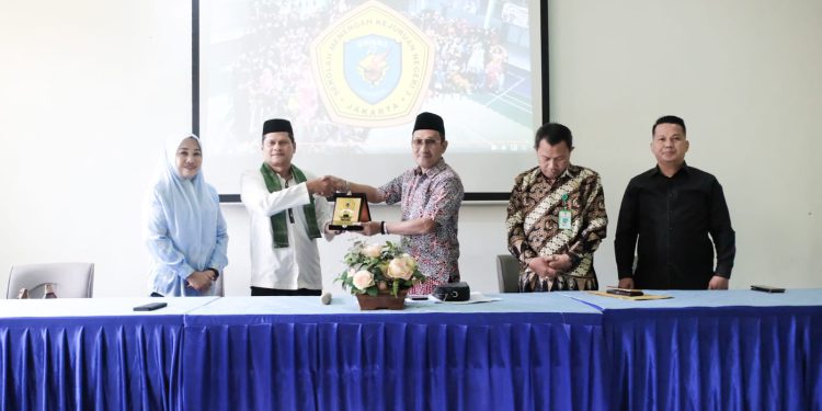 Komisi IV DPRD Kalsel  bersama Disdikbud Kalsel melakukan kunjungan kerja ke SMKN 3 Jakarta dan bertukar cendera. (foto : istimewa)