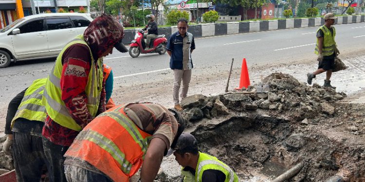 Pihak PAM Bandarmasih saat melakukan perbaikan pipa yang bocor. (foto : istimewa)