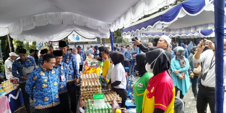 Walikota Banjarmasin H Ibnu Sina saat memantau pelaksanaan Pasar Murah BCSR di Kecamatan Banjarmasin Barat. (foto : shn/seputaran)