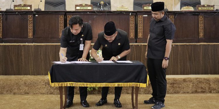 Ketua DPRD Kalsel H Supian HK didampingi Wakil M Syaripuddin bersama Sekdaprov Kalsel Roy Rizali Anwar saat menandatangani hasil LKPj 2023. (foto : istimewa)