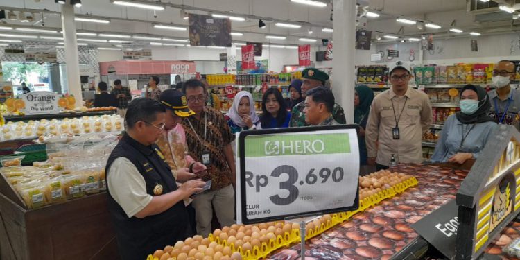 Walikota Banjarmasin H Ibnu Sina saat meninjau stok telur di pasaran. (foto : shn/seputaran)