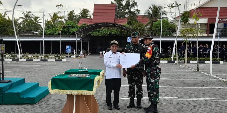 Wakil Walikota Banjarmasin H Arifin Noor saat terima piagam pada saat penutupan TMMD ke-119. (foto : shn/seputaran)