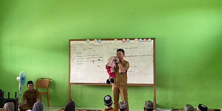 Tim Tim Perpustakaan Keliling (Pusling) disambut antusias para santri Ponpes Darul Ilmi Banjarbaru. (foto : istimewa)