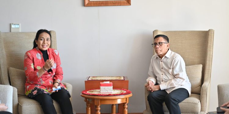 Menteri PPPA Bintang Puspayoga bersama Ketua PWI Pusat Hendry Ch Bangun saat pertemuan membahas isu perlindungan wartawati. (foto : istimewa)