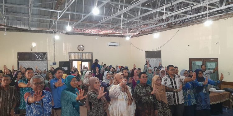 Foto bersama Kegiatan Orientasi Tim Pendamping Keluarga (TPK) Banjarmasin 2024 digelar di Aula Kantor Kecamatan Banjarmasin Utara. (foto : shn/seputaran)