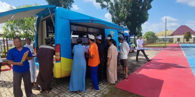 Kedatangan mobil Pusling Palnam Dispersip Kalsel saat antusias didatangi warga binaan. (foto : istimewa)