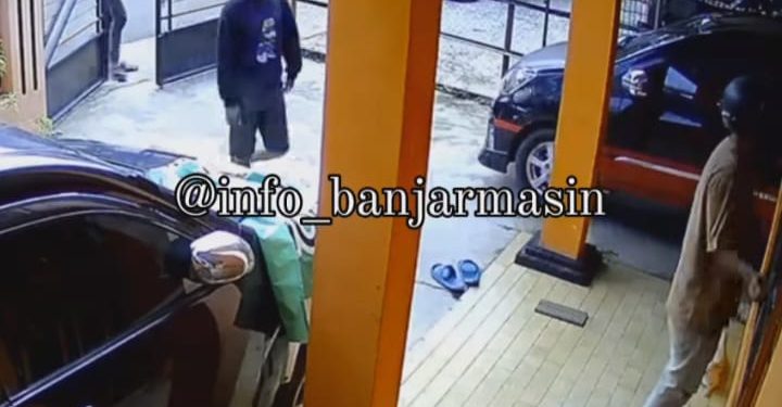 Potongan video seorang pria yang masuk pekarangan rumah orang lain tanpa izin. (foto : istimewa)