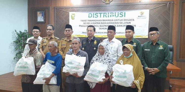 Walikota Banjarmasin H Ibnu Sina foto bersama dengan warga penerima bantuan. (foto : shn/seputaran)