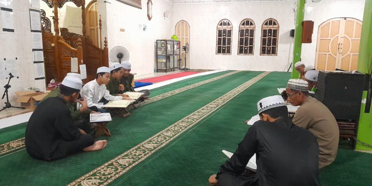 Tadarusan di Masjid Jami Al-Mushallun. (foto : shn/seputaran)