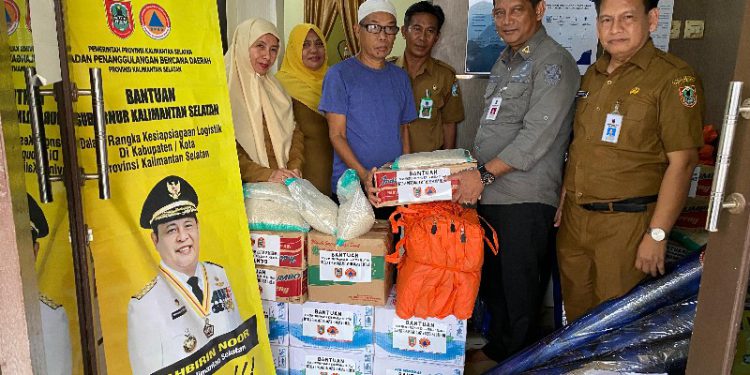 Gubernur Kalsel H Sahibirin Noor diwakili Kepala BPBD Kalsel Raden Suria Fadliansyah menyerahkan bantuan logistik kepada korban kebakaran. (foto : istimewa)