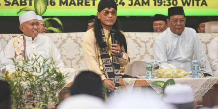 Gubernur Kalsel H Sahbirin Noor atau Paman Birin saat dengarkan tausiah Gus Miftah di acara Hikmah Ramadhan. (foto : Adpim Kalsel)