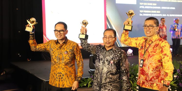 Dirut Bank Kalsel Fachrudin, Komisaris Utama Independen Bank Kalsel Hatmansyah dan Asisten 2 Setdaprov Kalsel Muhammad Amin saat angkat penghargaan TOP Awards.(FOTO:IST)